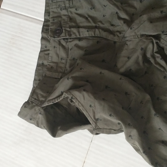 EUC H&M adjustable waist shorts, dark olive green w/black palm tree print - Picture 4 of 5